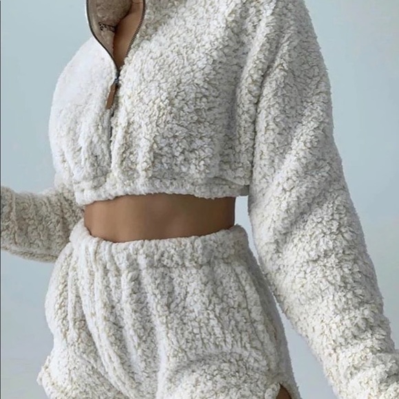 Sets , slippers , fur jackets and more - Picture 4 of 5